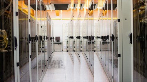 Rechenzentrum mit Serverschränken IT & Outsourcing