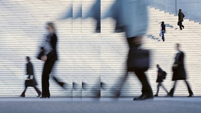 Menschen auf dem Weg zur Arbeit unscharf Arbeitsrecht