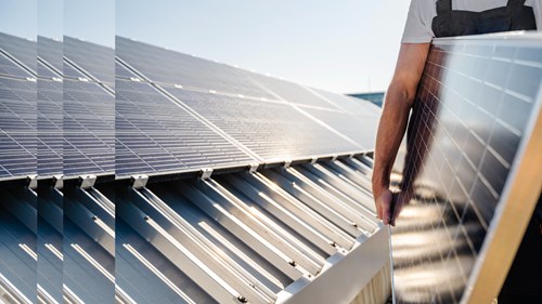 handwerker mit solar panel