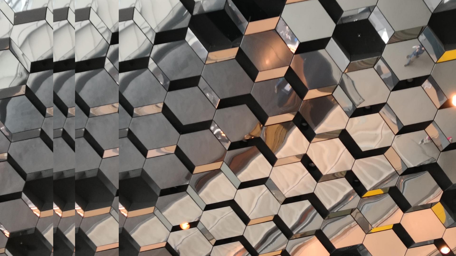 mirror cube structure with pulse