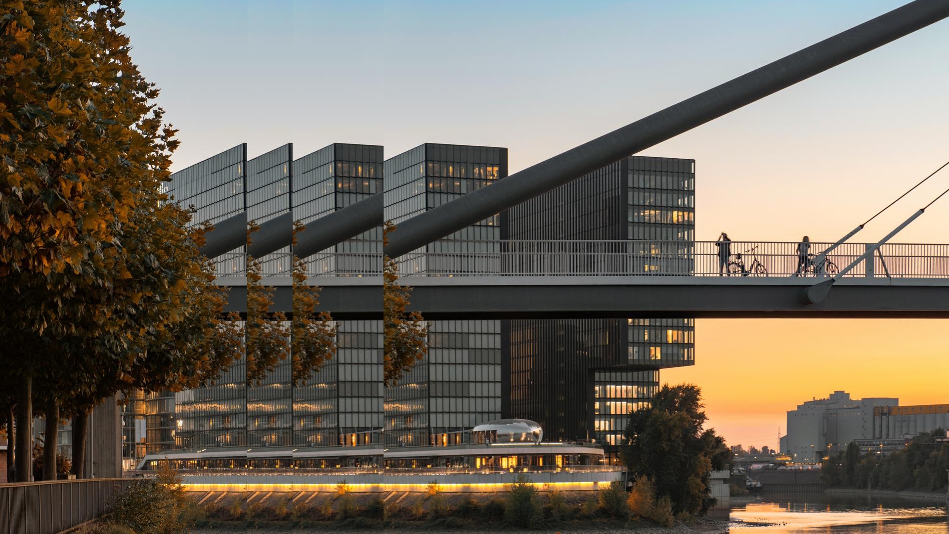 Sunset office Building Düsseldorf with pulse