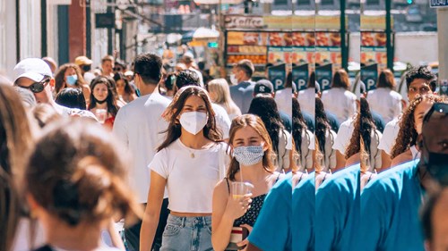 Menschen in Fußgängerzone mit Gesichtsmasken