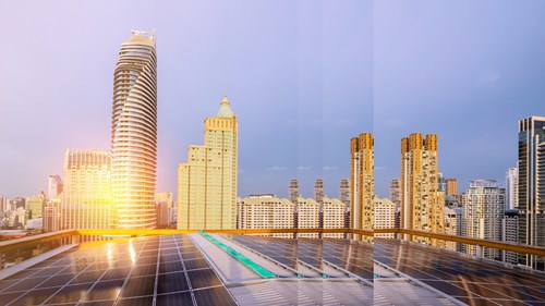 Solarzellen vor Hochhäusern in der Stadt Klimabilanz