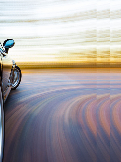 Sportwagen fährt in Kurve Automotive & New Mobility