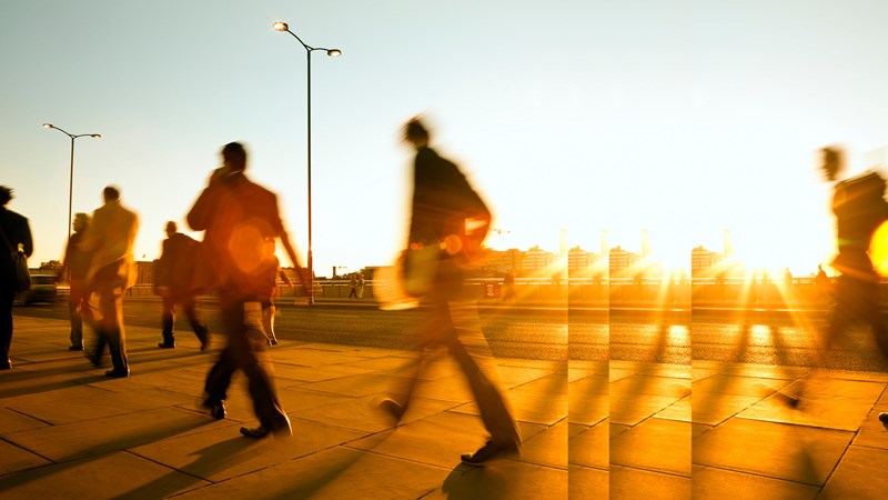 Menschen laufen im Sonnenuntergang Regulierung und Governmental Affairs