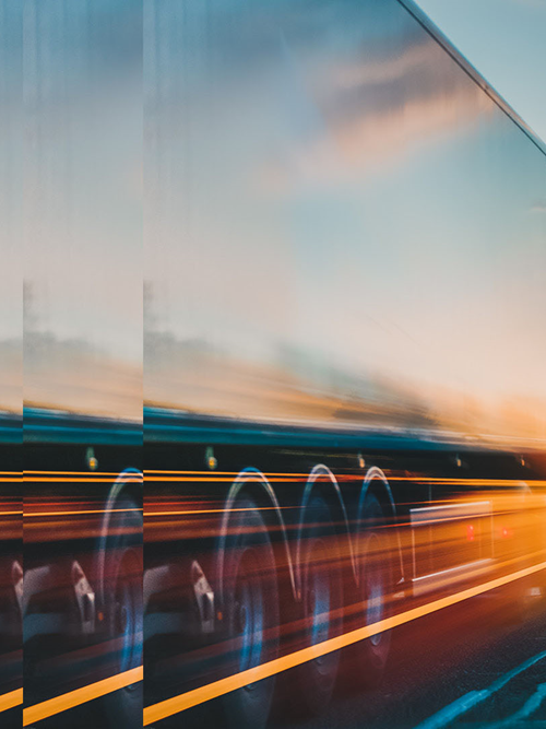 Lastkraftwagen auf der Autbahn Außenwirtschaftsrecht und Investitionskontrolle