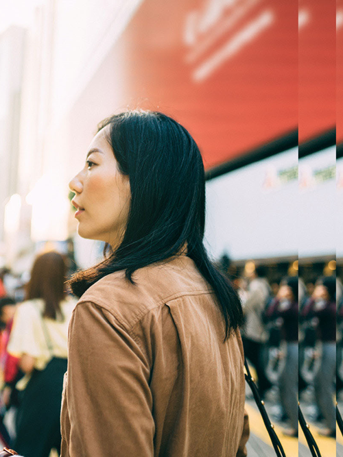 Frau mit Mobilgerät auf Kreuzung Telekommunikation