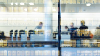 Menschen arbeiten im Büro verschwommen Corporate