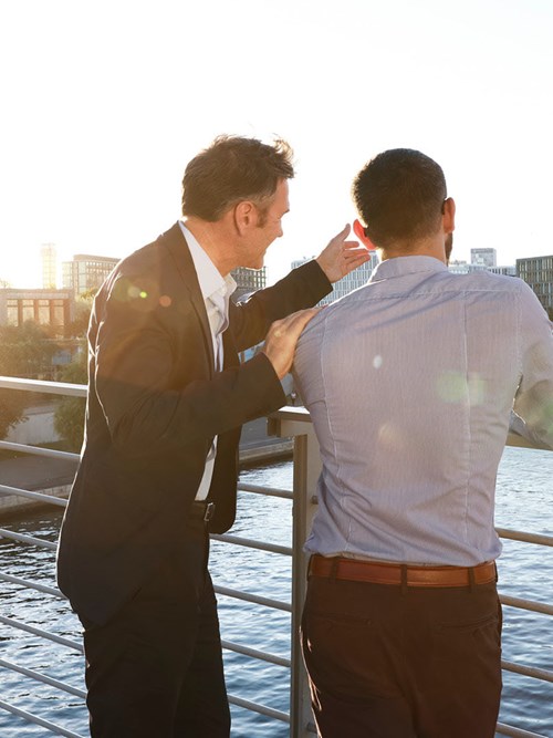 Zwei Geschäftsmänner auf einer Brücke Familienunternehmen und Private Clients