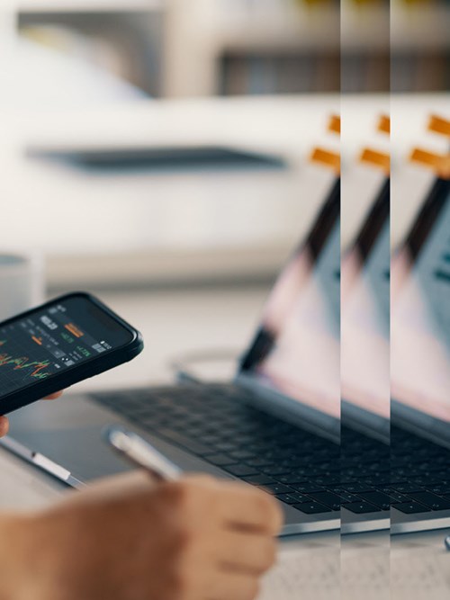 Mann mit Finanzdaten auf Smartphone FinTech