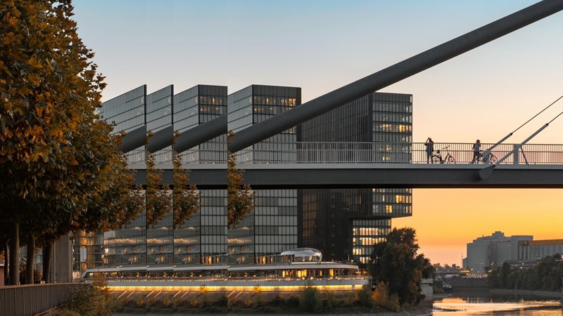 Sunset office Building Düsseldorf with pulse