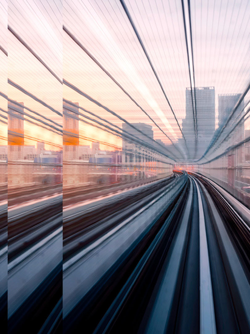 Blick auf Schienenverlauf mit Großstadt im Hintergrund Smart Cities