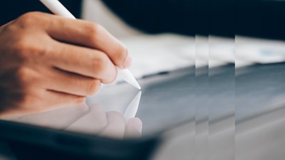 Person schreibt mit digitalem Stift auf Tablet Contractor Compliance Check