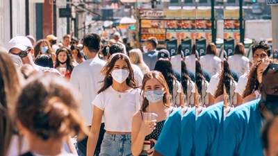 Menschen in Fußgängerzone mit Gesichtsmasken
