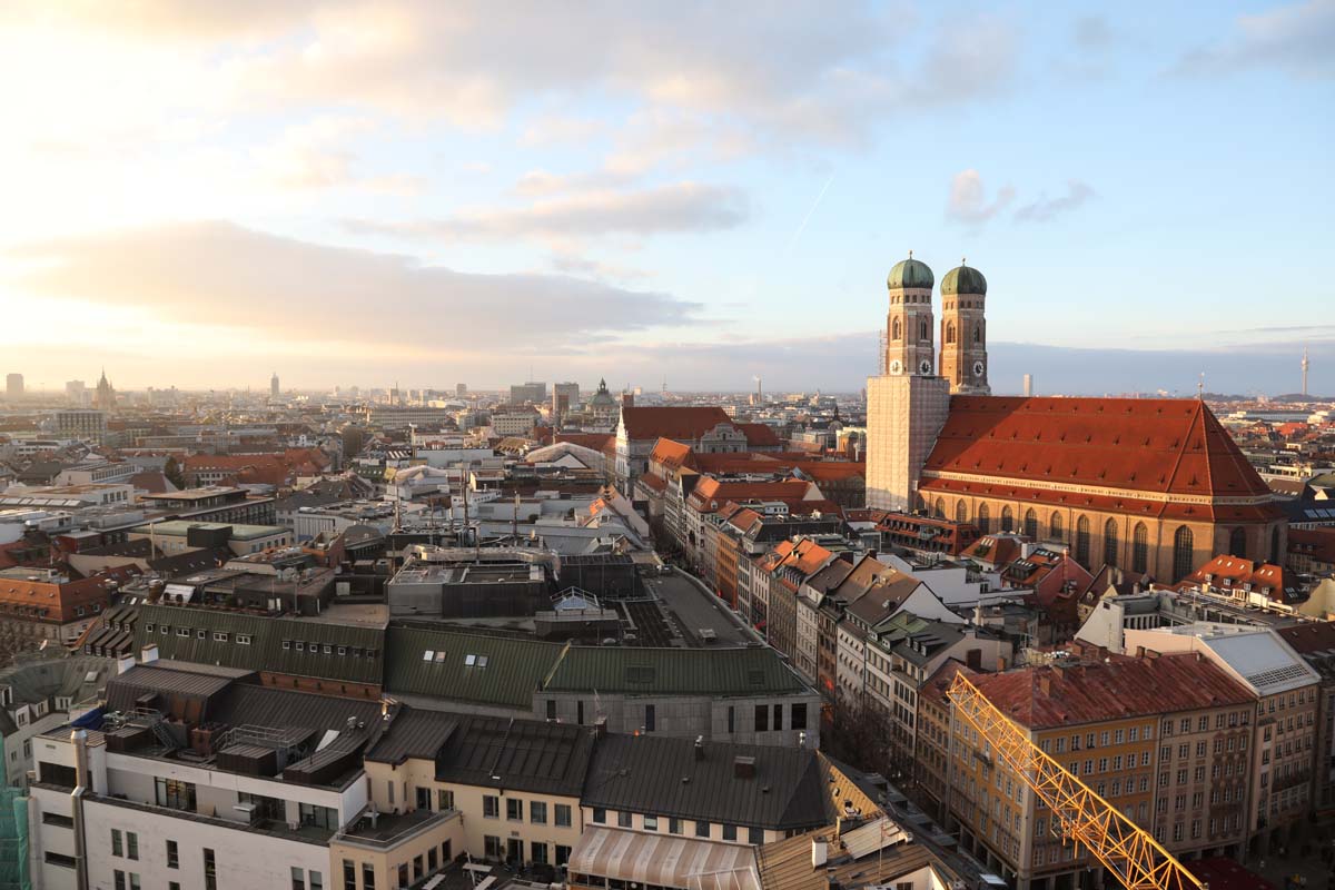 München Blick von oben auf die Frauenkirche