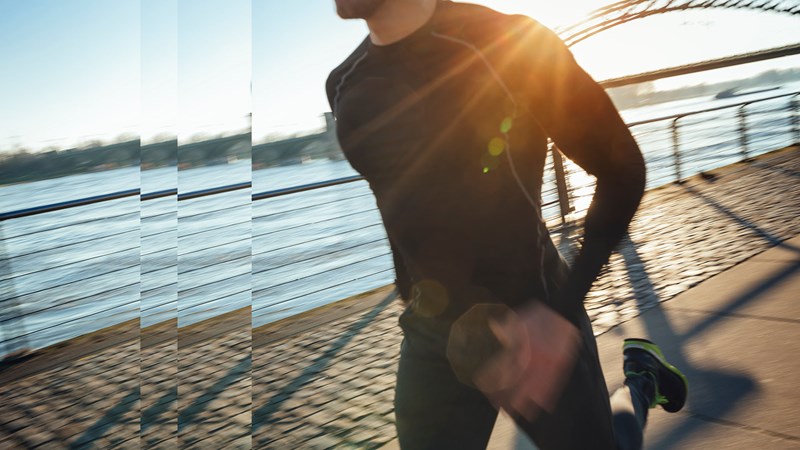 Mann joggt am Fluss Transformation