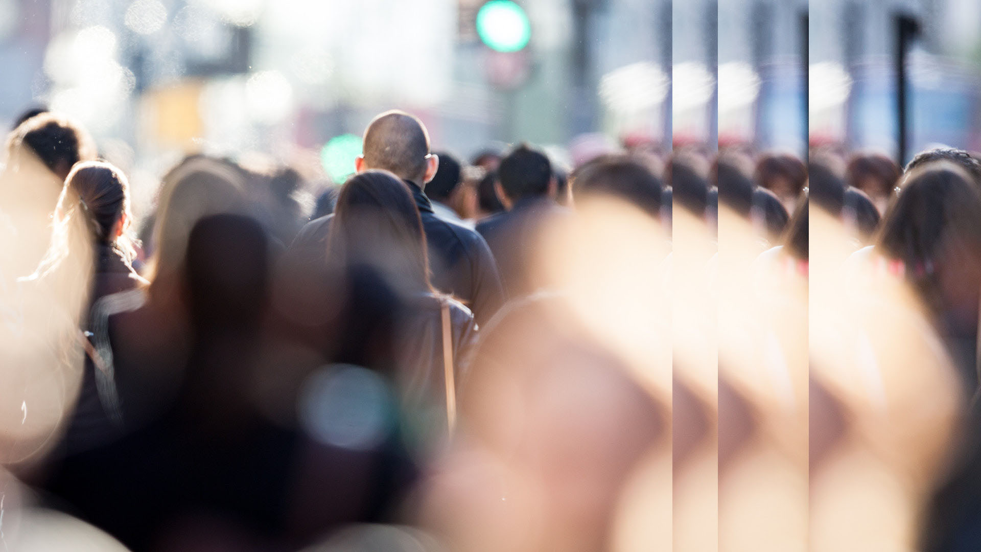 Menschen in der Fußgängerzone unscharf Versicherung und Rückversicherung