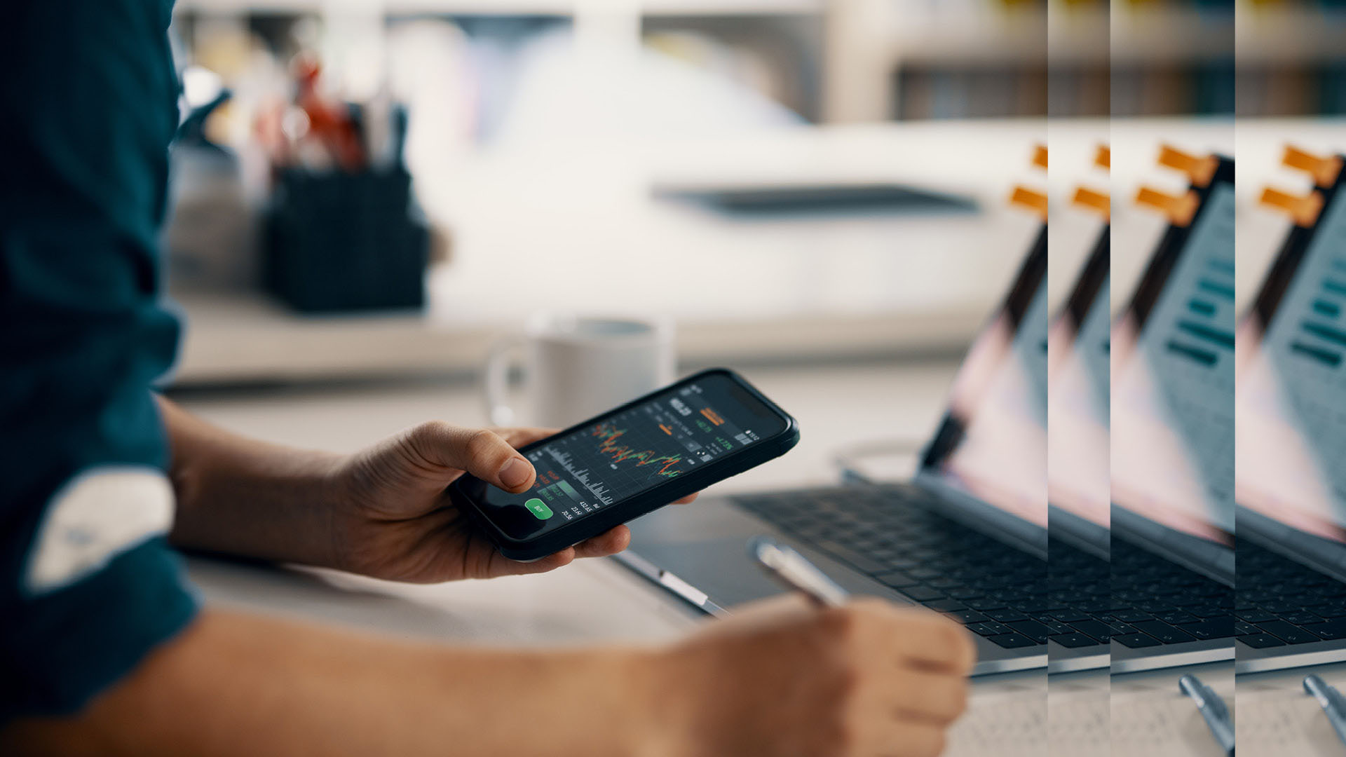 Mann mit Finanzdaten auf Smartphone FinTech