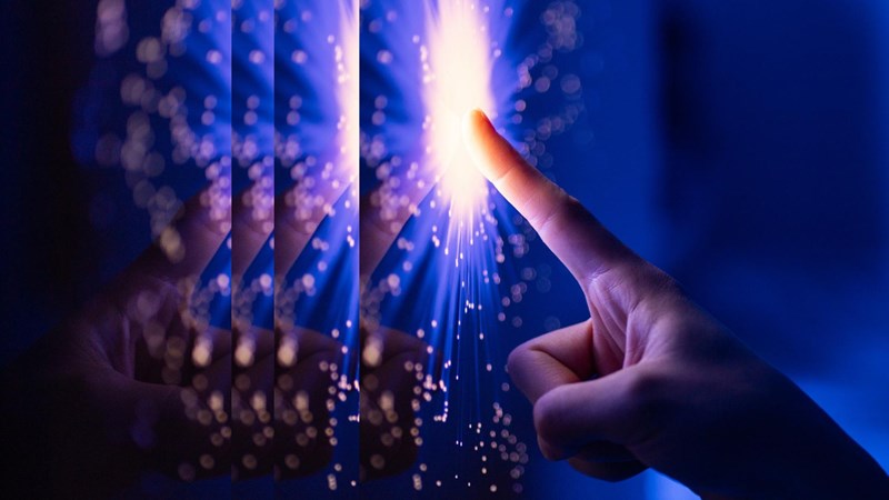 touching optical fiber with pulse